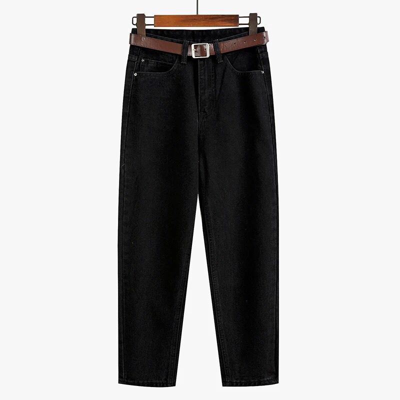 Women's slim-fit cropped jeans with a comfortable waist – a modern and elegant design, perfect for your everyday look
