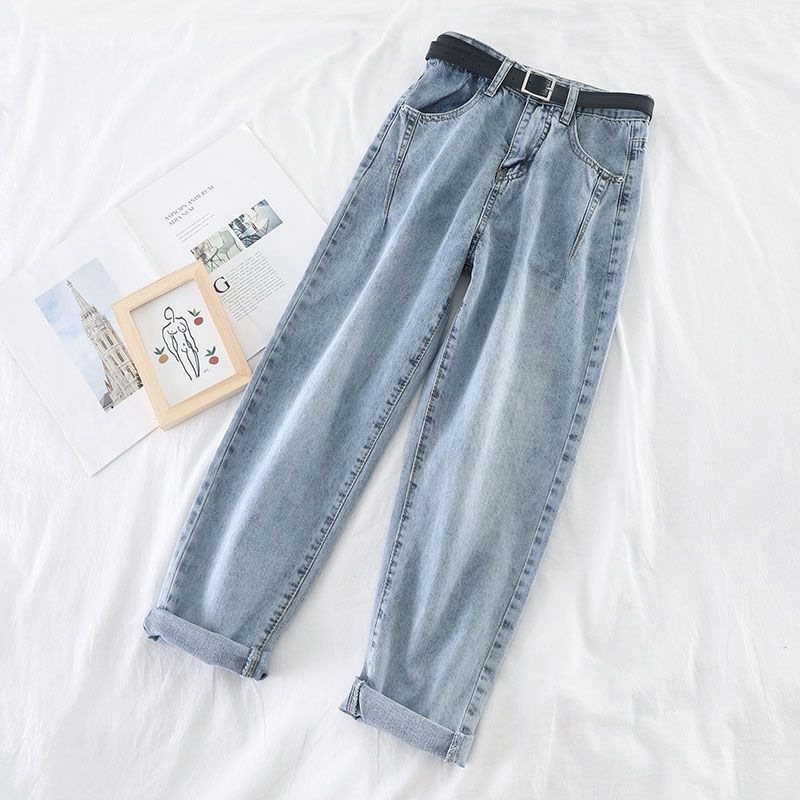 Elegant women's high-waisted jeans with a loose, tapered straight-leg cut – a modern design inspired by the popular "dad pants" style for a look that's both comfortable and stylish