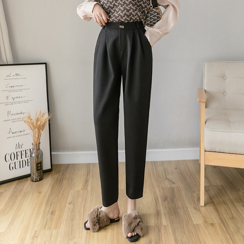 Elegant and practical women's pants with a modern cut and nine-tenth length for a comfortable everyday look
