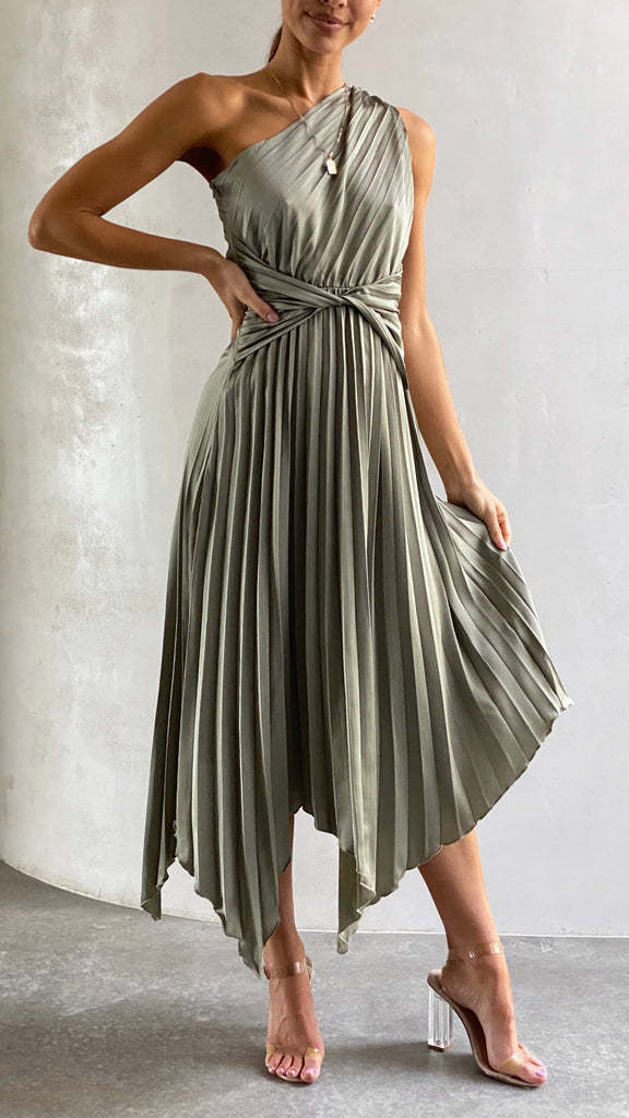 Elegant summer women's dress in a solid color, featuring a feminine and chic design—perfect for casual and evening occasions