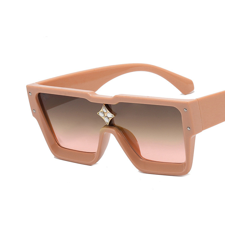 Trendy women's oversized sunglasses – for an elegant and striking look