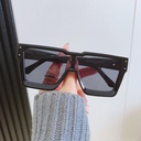 Elegant women's sunglasses with a slim frame and modern design that highlights facial features with a refined touch 