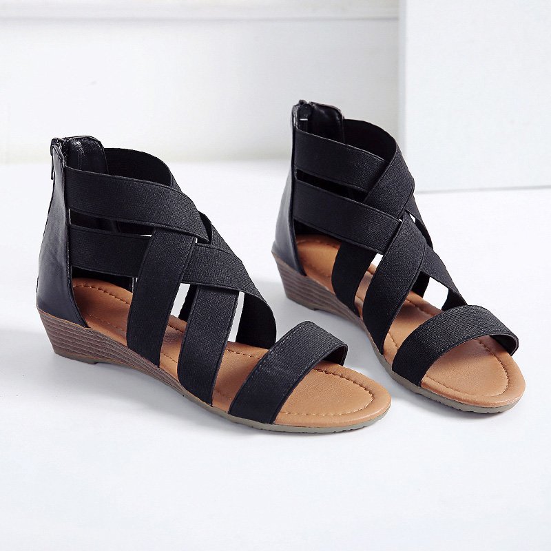 Elegant and comfortable women's sandal featuring a modern Roman design and a low heel that provides stability and all-day comfort