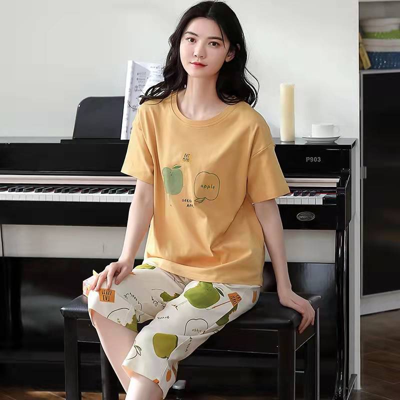 Women's Pajama Set – Short Sleeves and Cropped Pants with a Practical and Comfortable Design