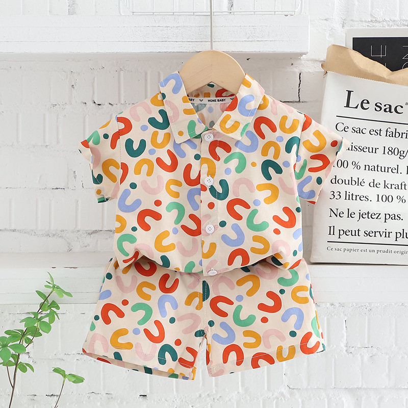 Boys' summer outfit consisting of a shirt and shorts – a comfortable and stylish design perfect for warm weather