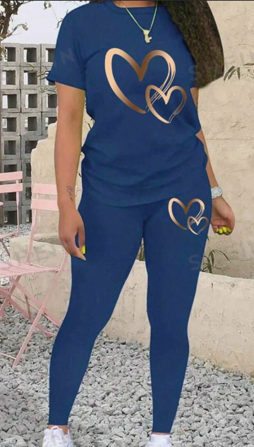  طقم بيجاما  نسائية مكوّن من بلوزة بأكمام قصيرة بطبعة قلوب وبنطال متناسق