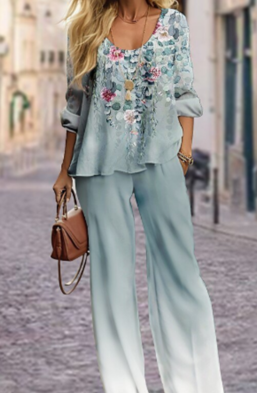 طقم نسائي بتصميم أنيق وعصري مزين بطبعة مميزة تضفي لمسة عصرية وجذابة على إطلالتك