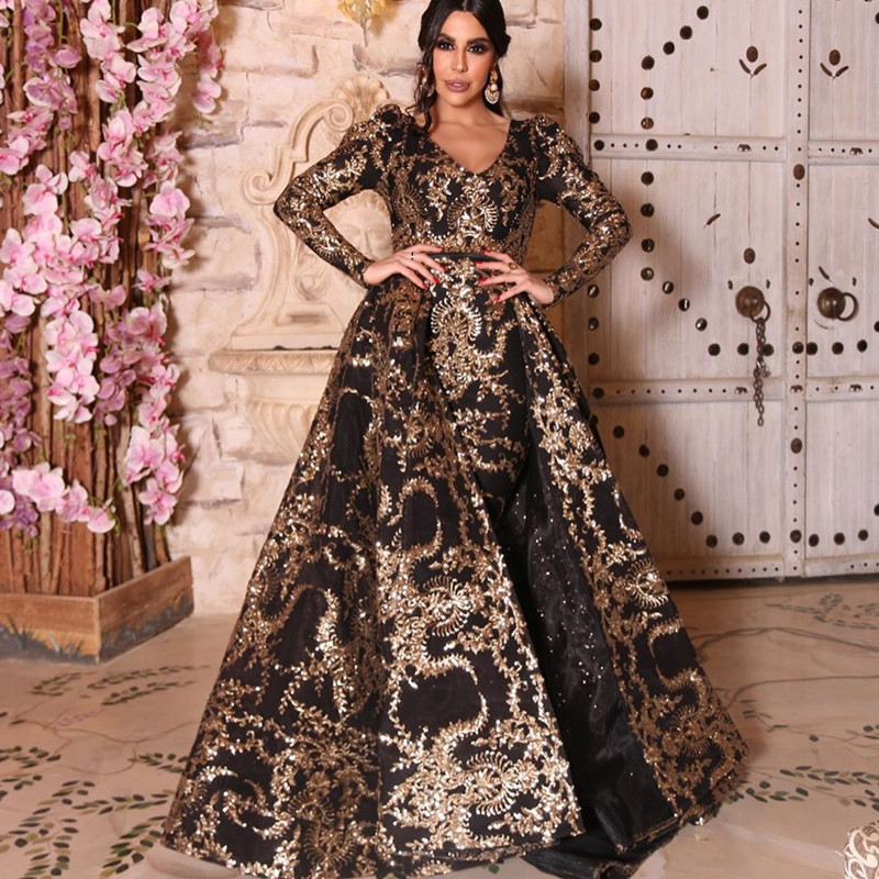 فستان سهرة أنيق بذيل متأرجح وتفاصيل لامعة، بتصميم جذاب مثالي للمناسبات والحفلات الرسمية