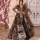 فستان سهرة أنيق بذيل متأرجح وتفاصيل لامعة، بتصميم جذاب مثالي للمناسبات والحفلات الرسمية