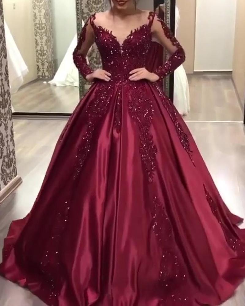 فستان سهرة أنيق مستوحى من الطراز الأوروبي والأمريكي الحديث، يتميز بتصميم طويل فاخر وتفاصيل براقة مع ذيل واسع وانسيابي، مثالي لإطلالة مميزة في المناسبات الرسمية والسهرات الخاصة