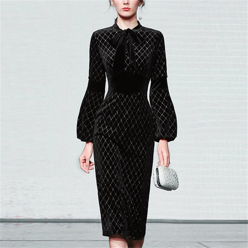 Mid-length slim dress with long sleeves, featuring an elegant design that highlights your femininity with a refined touch
