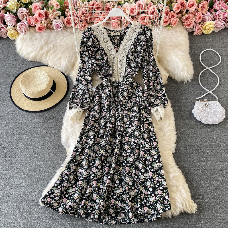 Long dress with puff sleeves and ruffle details, combining elegance and femininity for a soft and charming look