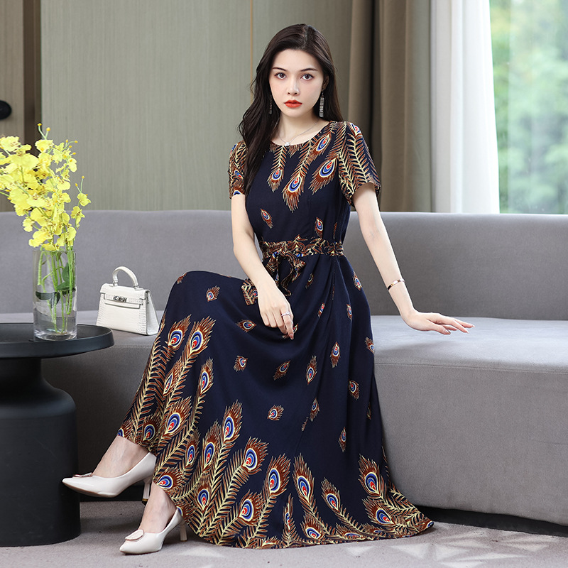 Women's summer dress made of soft noil poplin fabric, featuring a slim fit at the waist and a wide swing skirt with short sleeves for a comfortable and feminine look