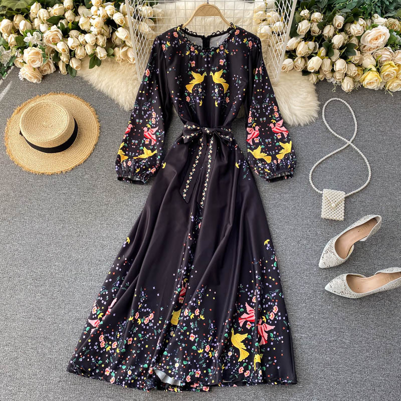 Elegant women's dress with a slim fit and waist tie that enhances the silhouette — perfect for casual and special occasions