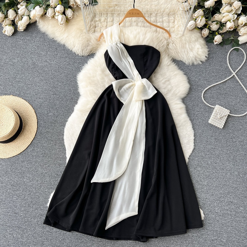 Princess-style A-line dress with contrasting colors and a slim waist that highlights your femininity with an elegant look