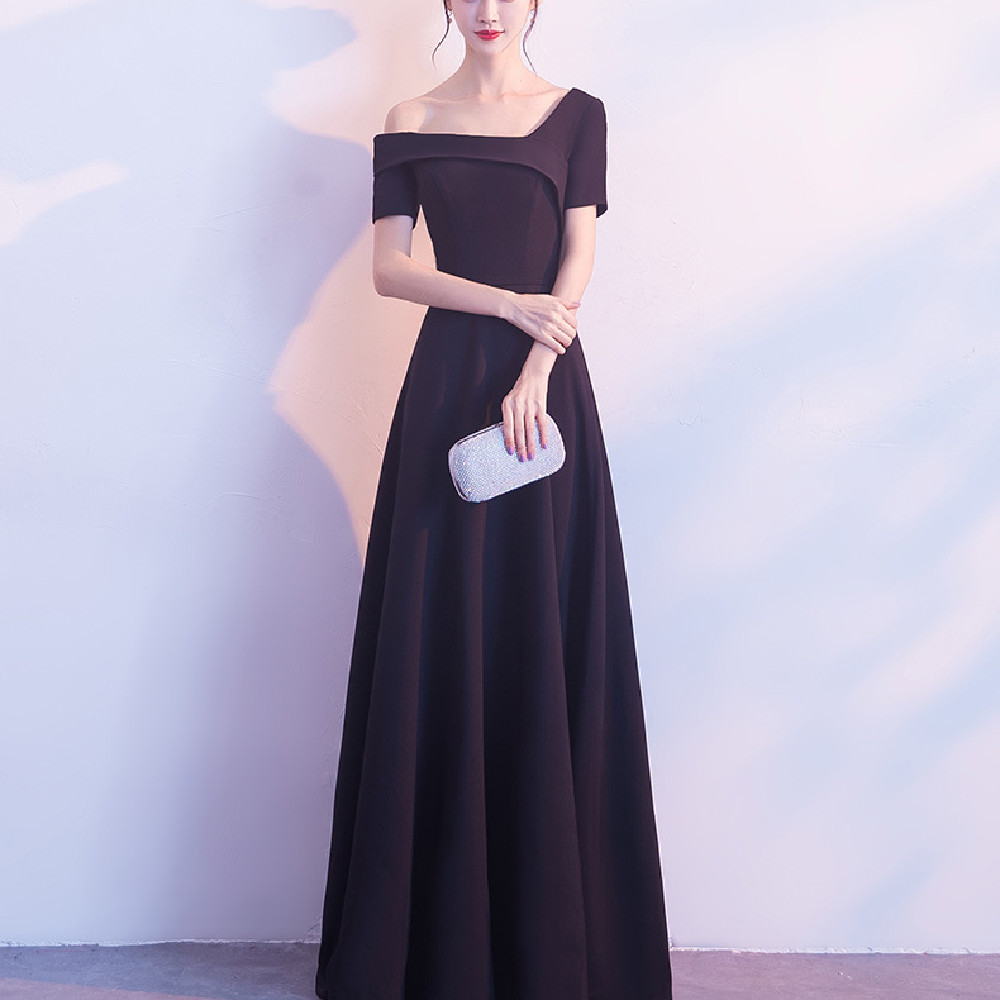 Elegant slim dress with short sleeves that offers a modern and attractive look