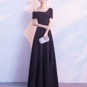Elegant slim dress with short sleeves that offers a modern and attractive look