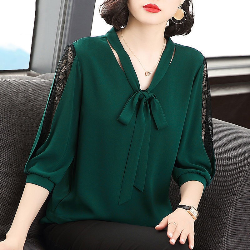 Loose-fit women's blouse with short sleeves, designed for comfort and ideal for plus sizes and stylish everyday looks