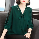 Loose-fit women's blouse with short sleeves, designed for comfort and ideal for plus sizes and stylish everyday looks