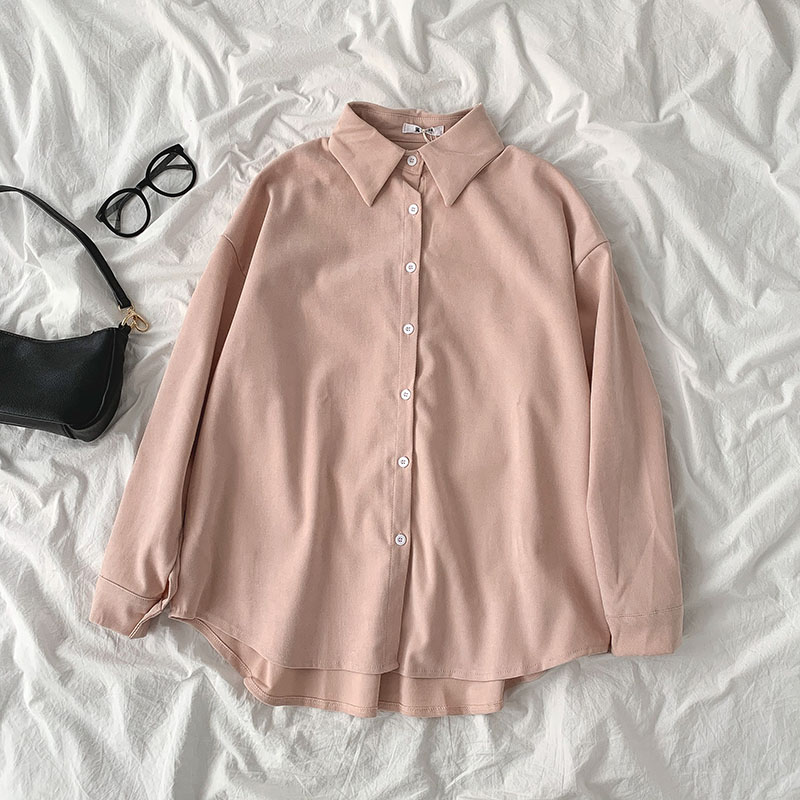 Elegant women's shirt with a loose fit and mid-length cut for a modern and comfortable look