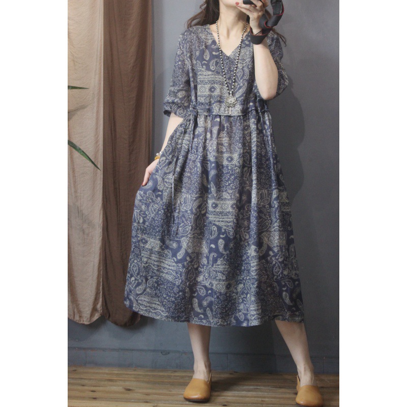 Elegant long dress made of cotton and linen with a modern touch