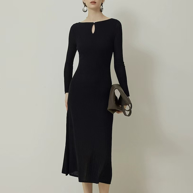 Elegant long women's dress with long sleeves, perfect for everyday looks