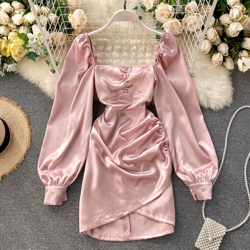 Elegant dress with a square neckline and a fitted silhouette featuring pleats at the waist