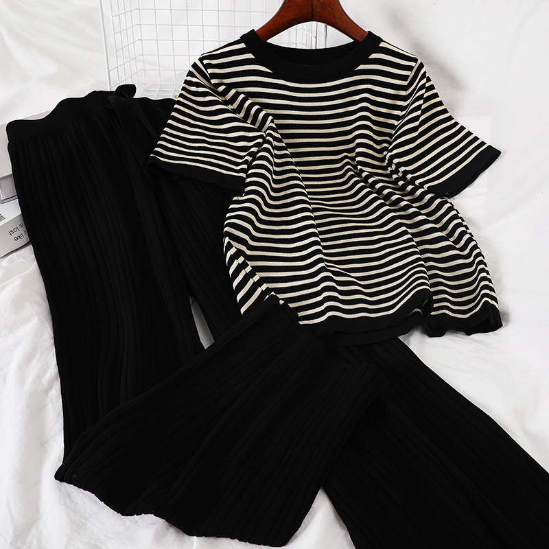 Elegant women's set with a comfortable and modern design, perfect for everyday looks