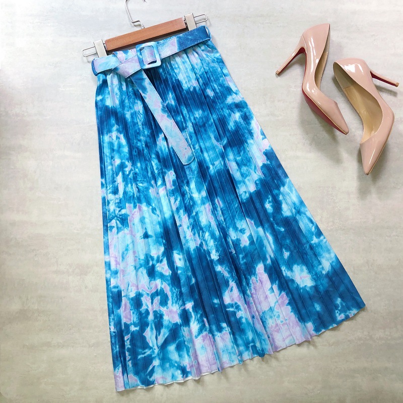 Mid-length pleated skirt with a high waist and splash print, featuring an elegant belt