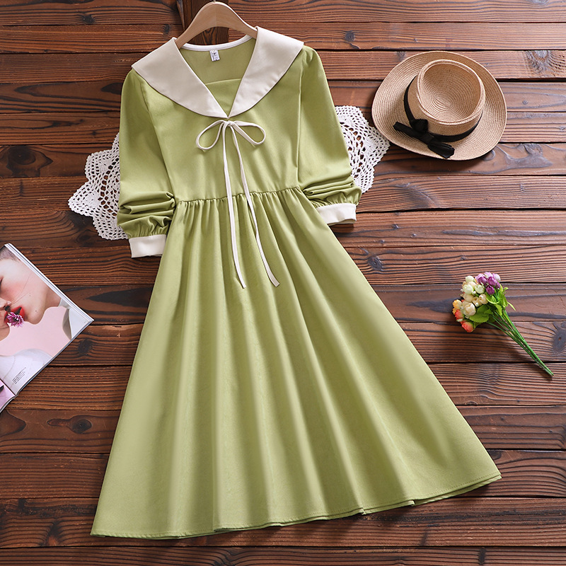 Loose-fitting women's dress with long sleeves and an elegant collar