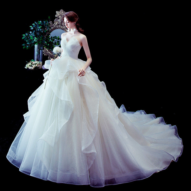 A wedding dress with an elegant French design that gives you a captivating look and adds a touch of distinction