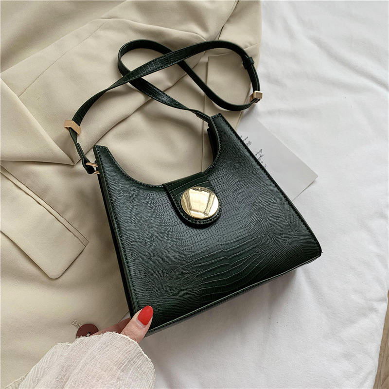 Trendy shoulder bag with a simple Korean design that combines elegance and practicality