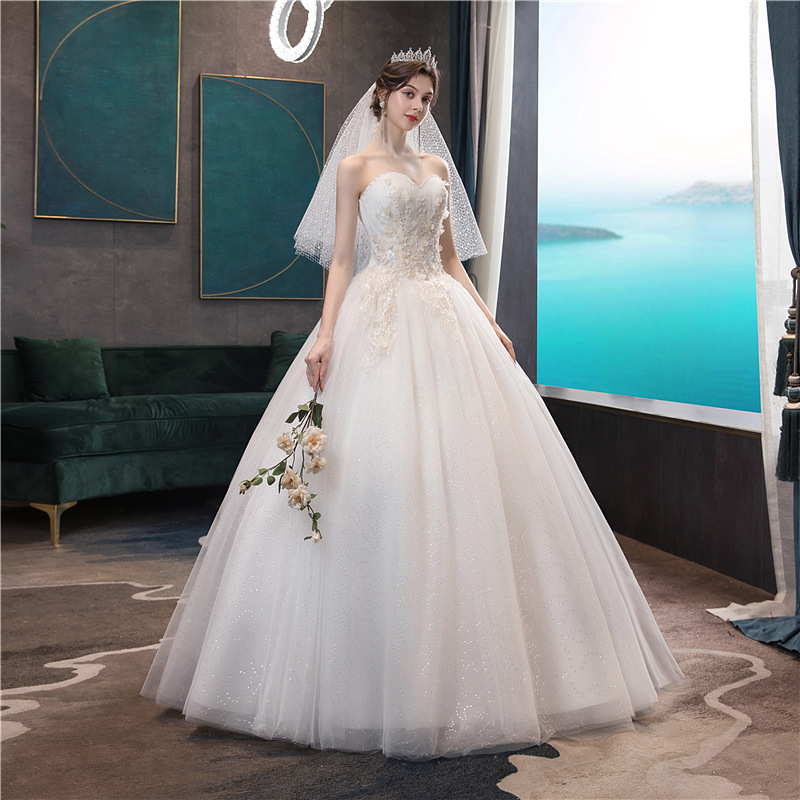 A wedding dress meticulously designed to give you a royal, enchanting touch and a breathtaking appearance