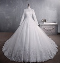 Elegant white dress embroidered with luxurious lace, giving you a captivating and refined look