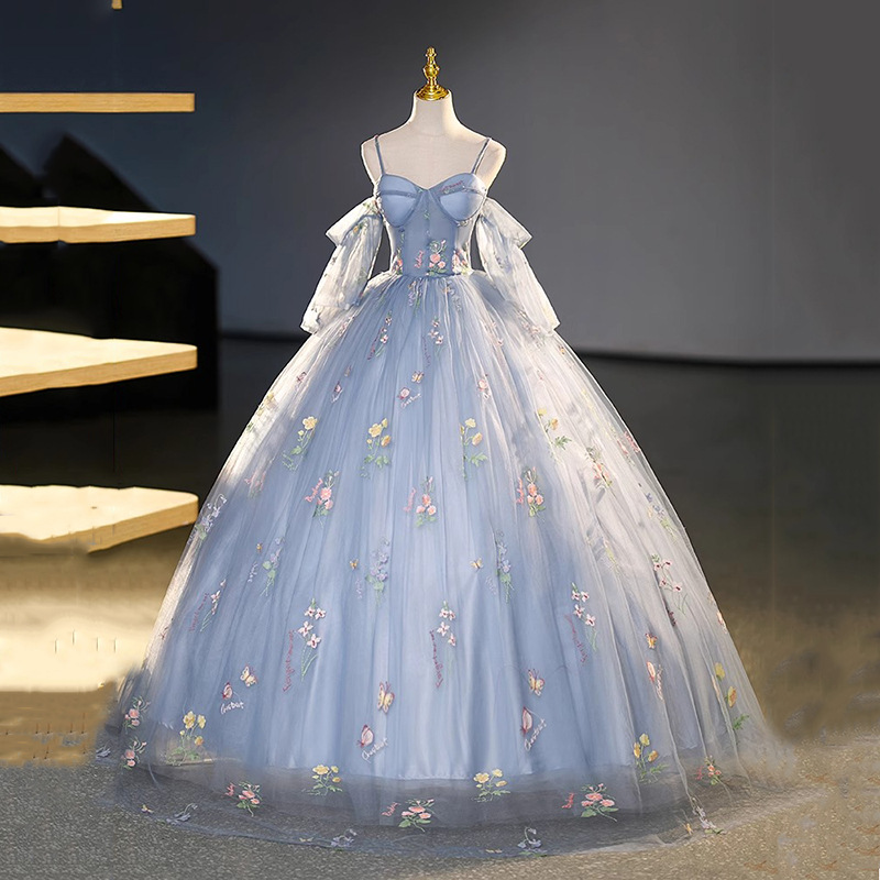 A luxurious evening dress that combines elegance and sophistication with a stunning design that turns heads and enhances your femininity