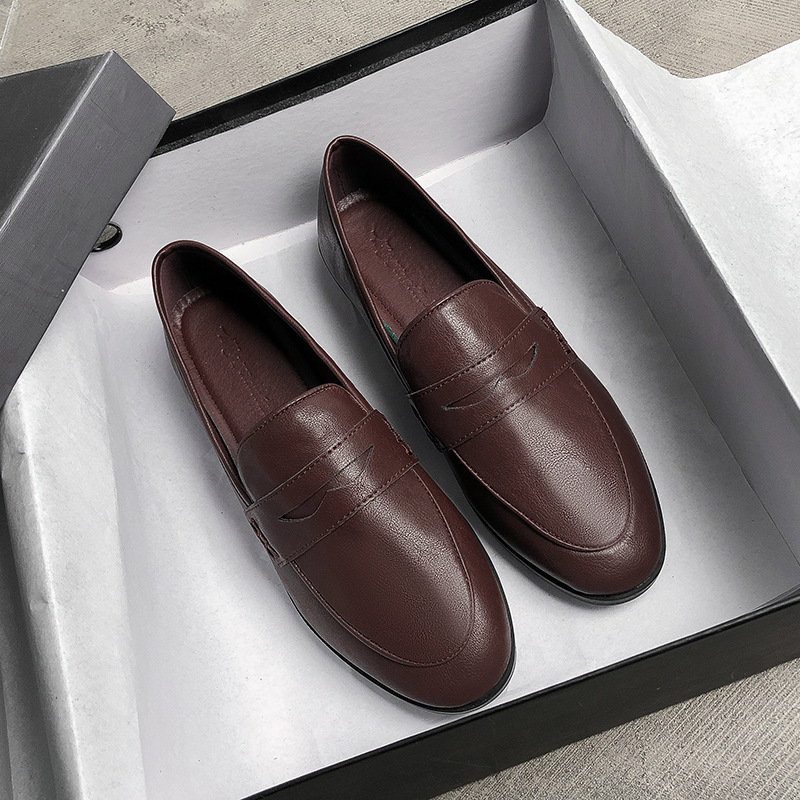 Women’s British‑style flat shoes adorned with a heart pattern