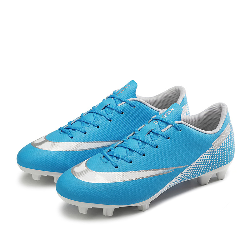 Stylish, breathable low-top football shoes