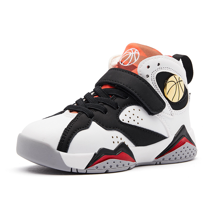 Lightweight boys' running shoes with a modern, comfortable design