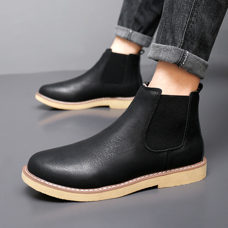 Men’s high-top leather boots with a classic British style design