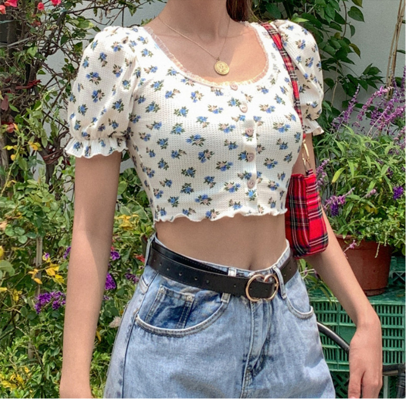 Short top decorated with floral lace and puff sleeves