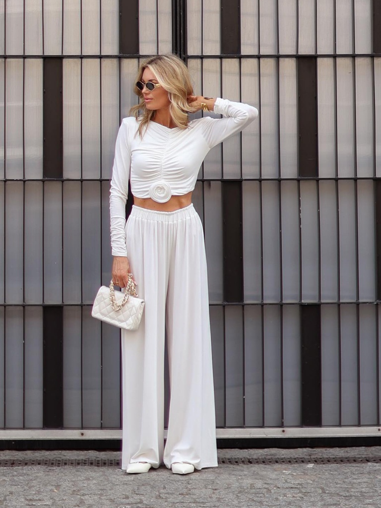 طقم كاجوال من بلوزة بأكمام طويلة وبنطلون بتصميم مزهر