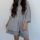 طقم نسائي يشمل تيشيرت فضفاض بلون سادة وشورت ضيق
