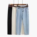 Women's slim-fit cropped jeans with a comfortable waist – a modern and elegant design, perfect for your everyday look