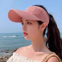 Knitted Cap with a Modern Mesh Design – Stylish and Sporty Sun Hat with a Contemporary Look