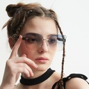 Elegant and luxurious women's sunglasses with distinctive diamond-cut edge design 