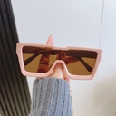 Elegant women's sunglasses with a slim frame and modern design that highlights facial features with a refined touch 