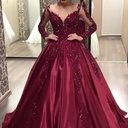 فستان سهرة أنيق مستوحى من الطراز الأوروبي والأمريكي الحديث، يتميز بتصميم طويل فاخر وتفاصيل براقة مع ذيل واسع وانسيابي، مثالي لإطلالة مميزة في المناسبات الرسمية والسهرات الخاصة