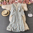 Long dress with puff sleeves and ruffle details, combining elegance and femininity for a soft and charming look