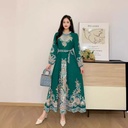 فستان طويل واسع مستوحى من الطراز الملكي، يتميز بتصميم بأزرار أمامية لمسة أنثوية أنيقة وكلاسيكية