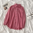 Elegant women's shirt with a loose fit and mid-length cut for a modern and comfortable look